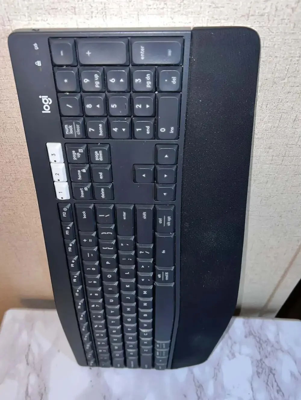 Logitech K850 Multi-Device Wireless Keyboard - Picture 7 of 8